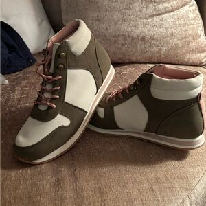 2 pairs of women’s size 9.5 lightweight fashion hiking boots. Brand: True Craft